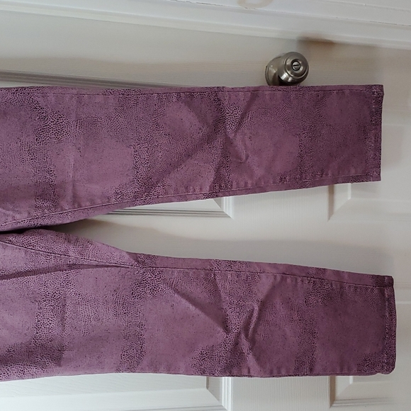 Soho soft denim sz 12 mauve/black animal print jeans. No flaws - Picture 3 of 11
